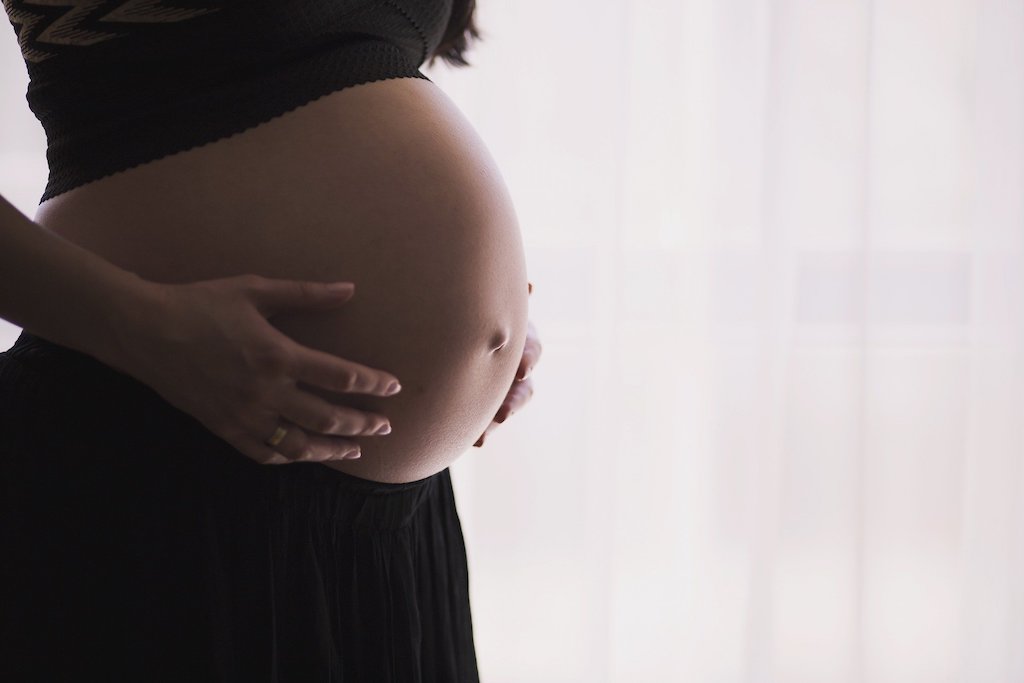 Schwangerschaftsfotografie: Wie Ihnen zu Hause tolle Fotos gelingen.