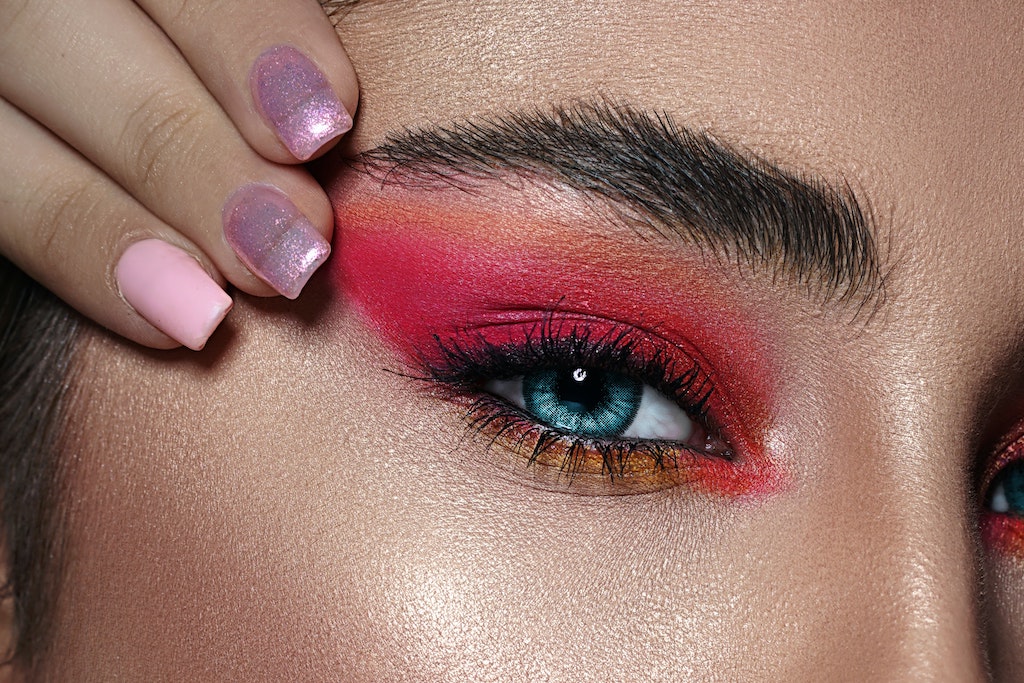 Leuchtende Farben: Mit diesem Make-up-Trend fallen Sie auf.